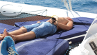 Sieste sur le ponton du trimaran, sous le soleil méditerranéen